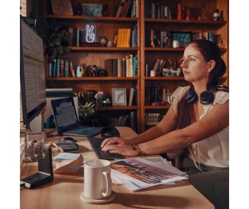 Poly Voyager Focus 2 MS Teams Langattomat kuulokkeet, Bluetooth, USB-C/A-sovitin, latausteline, musta
