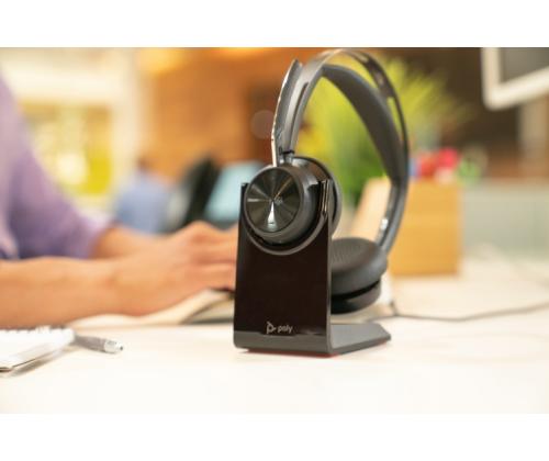 Poly Voyager Focus 2 MS Teams Langattomat kuulokkeet, Bluetooth, USB-C/A-sovitin, latausteline, musta