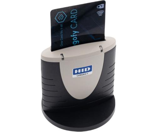 Henkilökortinlukija OMNIKEY 3121 pystyssä