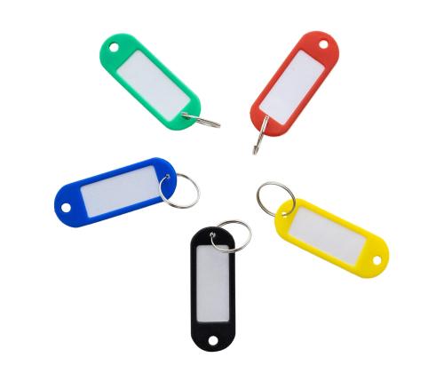 Muovinen avaimenperä tagilla, eri värejä