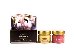 Käsityönä valmistettua kukkahunajaa 200 g + karpalohunajaa 200 g pahvisessa lahjarasiassa