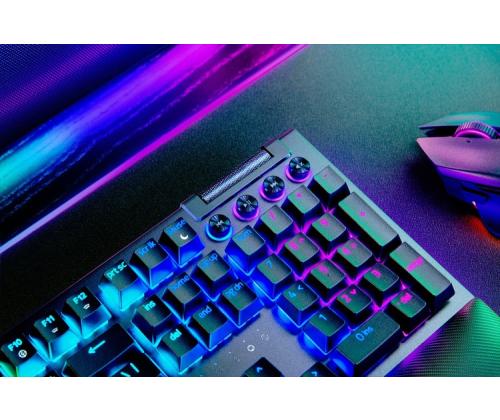 Razer BlackWidow V4 Pro langallinen pelinäppäimistö RGB, keltainen lineaarinen kytkin, US, musta
