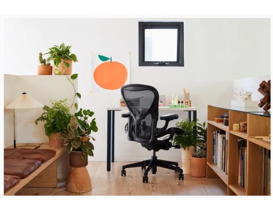 Työtuolihairman Herman Miller Aeron B musta