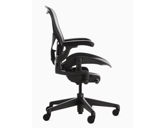 Työtuolihairman Herman Miller Aeron B musta