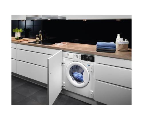 Electrolux 700 SteamCare, 7 kg, syvyys 54 cm, 1400 kierrosta minuutissa - Integroitu pesukone