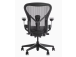 Työtuolihairman Herman Miller Aeron B musta